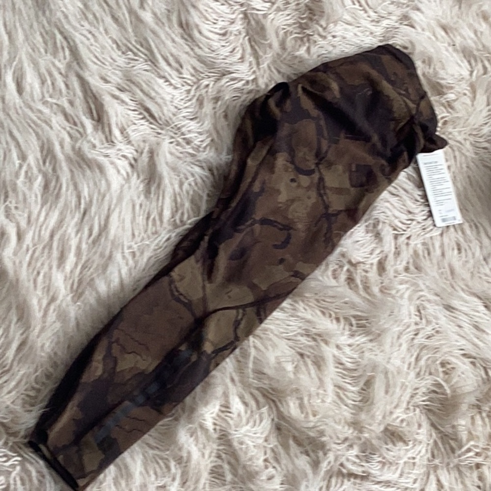 Lululemon athletically training tights size XL, brown, olive green.